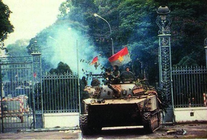 Giải phóng miền Nam: Bức ảnh này gắn liền với một phần lịch sử đau thương của Việt Nam, nhưng đó cũng là thời điểm cho thấy sự hy vọng và tính đồng đội của người dân. Hãy xem bức ảnh và những cảm xúc tràn đầy trong đó, bạn sẽ thấy được sự kiên trì, nghĩa cử và lòng yêu nước của dân tộc.
