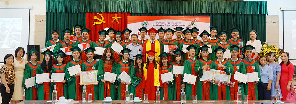 Lễ trao bằng tốt nghiệp cho 34 Tân Bác sỹ Thú y đầu tiên của Viện CNSH Lâm nghiệp